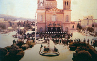 Ι.Ν. Ζωοδόχου Πηγής και πλατεία Παιανίας, 1975.